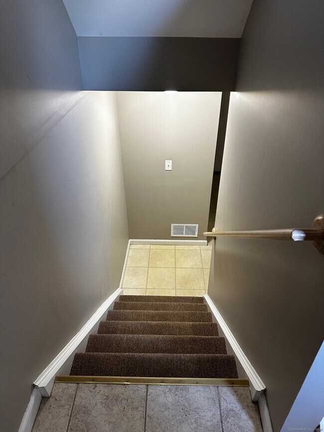 Building Photo - 44 Taft Pointe