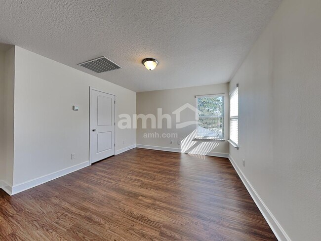 Building Photo - 2433 S Park Ave