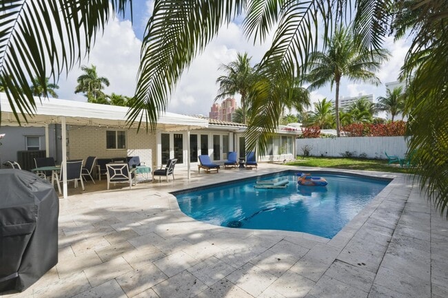 Building Photo - 3036 NE 19th St