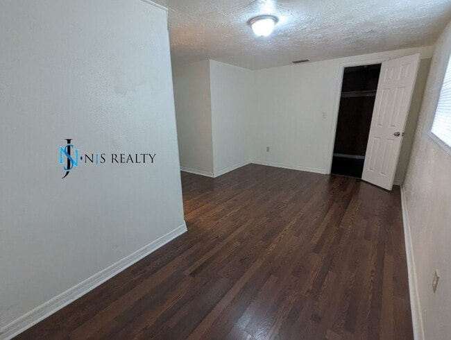 Building Photo - Gorgeous 3/2 1804 Sq. Ft. with new floorin...