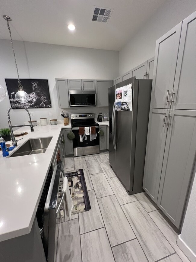 Building Photo - 3/BD 2.5/BA Sleek Townhome with High Ceilings, Balcony, and Prime Community Amenities!