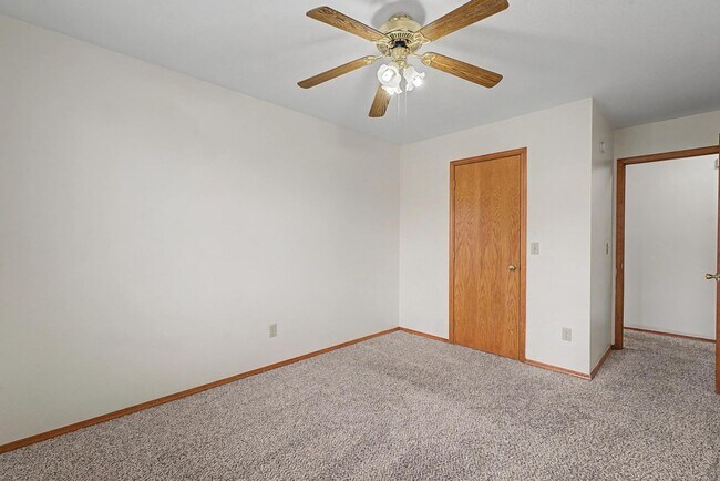 Building Photo - Welcome to this charming 2-bedroom, 2-bathroom home
