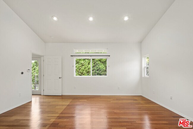 Building Photo - 907 Las Pulgas Rd