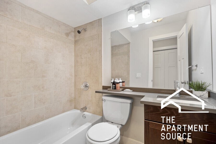 Building Photo - 696 Elm Pl