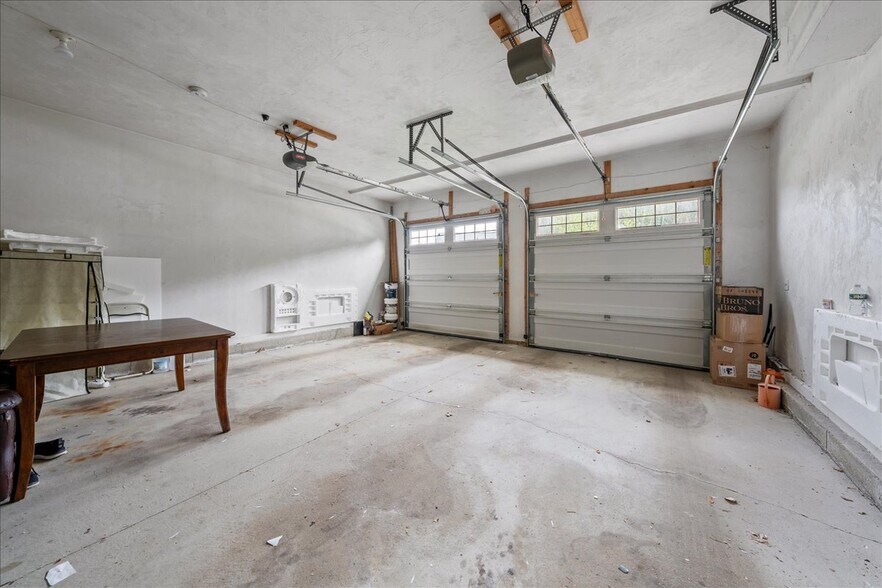 Building Photo - 6 Longview Cir