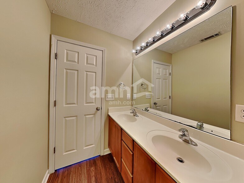 Building Photo - 1361 E Nir Shreibman