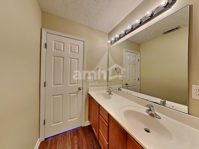 Building Photo - 1361 E Nir Shreibman