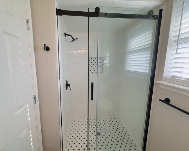 Building Photo - Updated 3-Bedroom, 2-Bathroom Duplex with a Spacious Fenced Backyard!