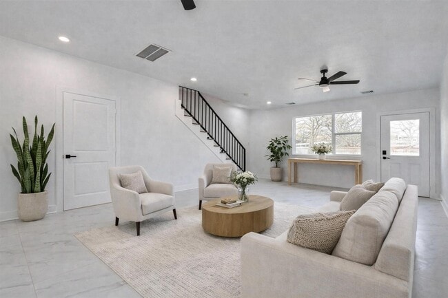 Building Photo - 5912 Mayle St