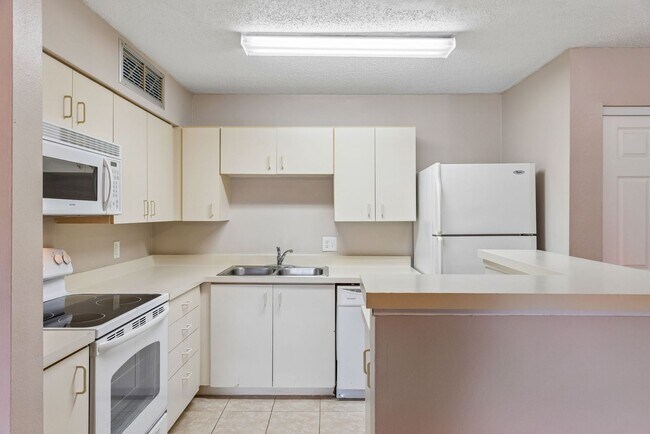 Building Photo - 1/1 Condo in Gated Lakefront Community of Altamonte Springs!