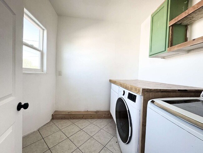 Building Photo - "Updated 3-Bedroom, 2-Bath SOLAR Home in Yuma"