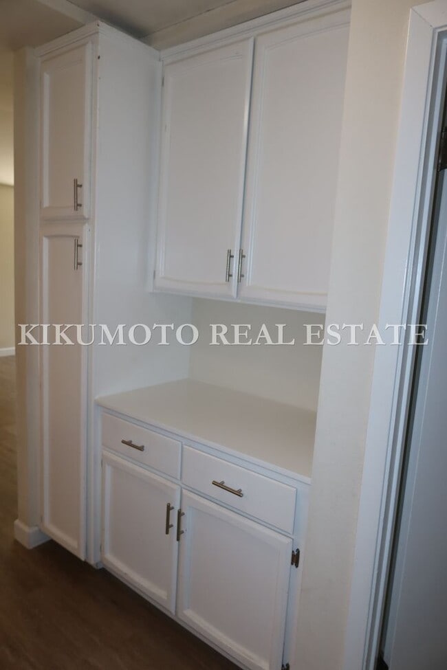 Building Photo - 2 bedroom, 2 bath, 2 car garage Half-plex ...