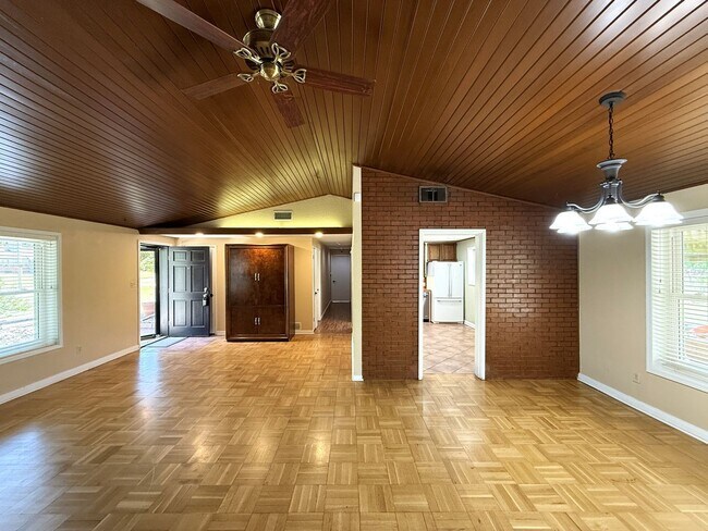 Building Photo - Timeless Comfort in Midwest City – 3BR Hom...