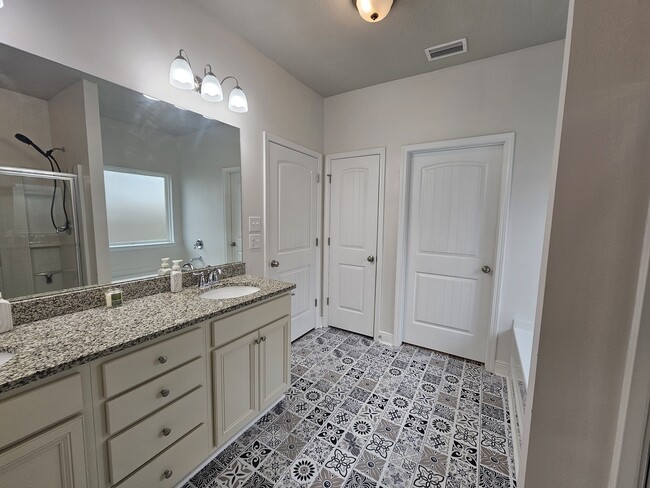 Master Bath - 205 Bridge Harbor Dr