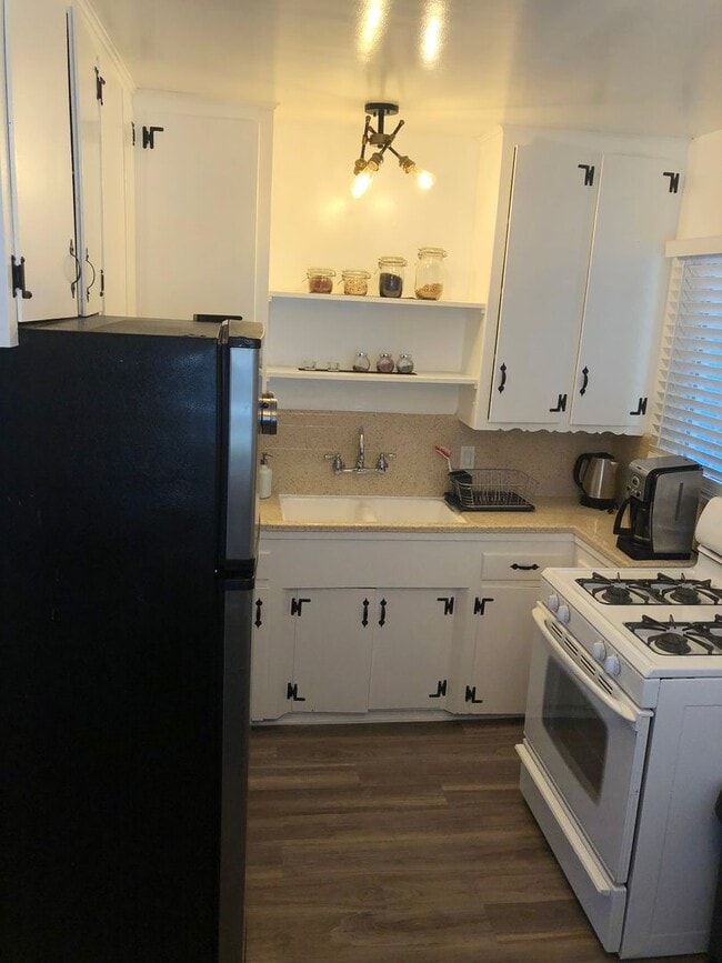 Building Photo - 12427 Chandler Blvd