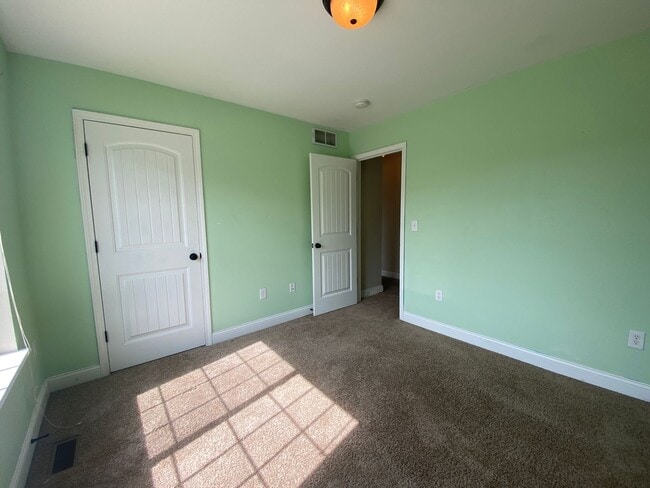 Building Photo - 3 bedroom, 3 bathroom home located in Brus...
