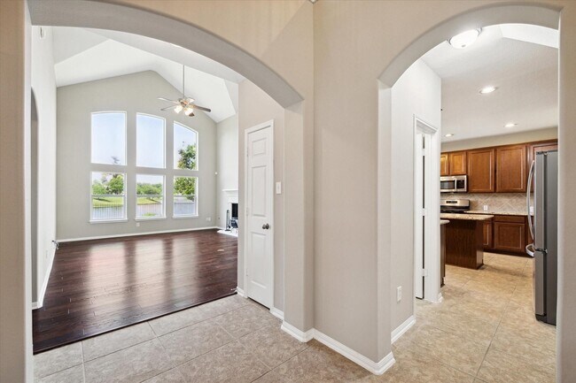 Building Photo - 30507 Russell Point Dr