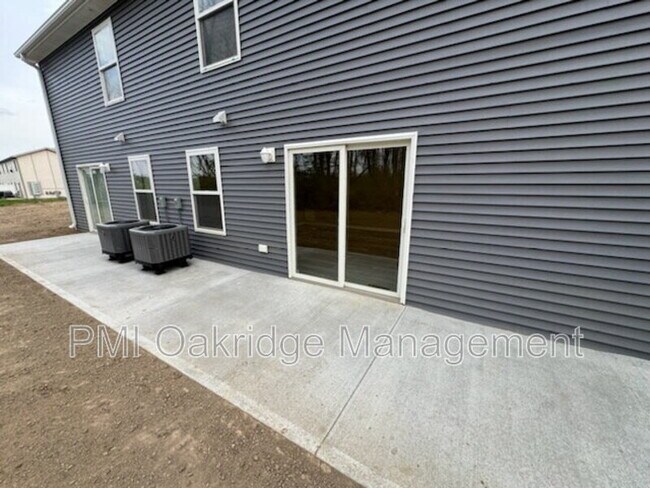 Building Photo - 211 Bruns Dr