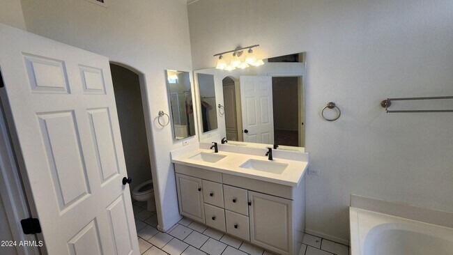 Building Photo - 2050 W Boulder Ct