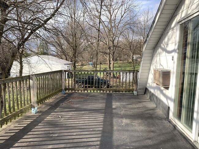 Building Photo - Charming single-family home just a short w...