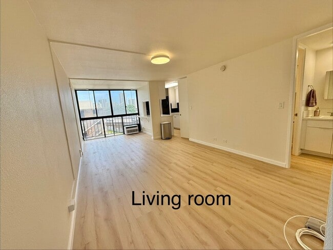 Building Photo - Luna-Liho Towers - Fully renovated, washer/dryer in the unit, AC