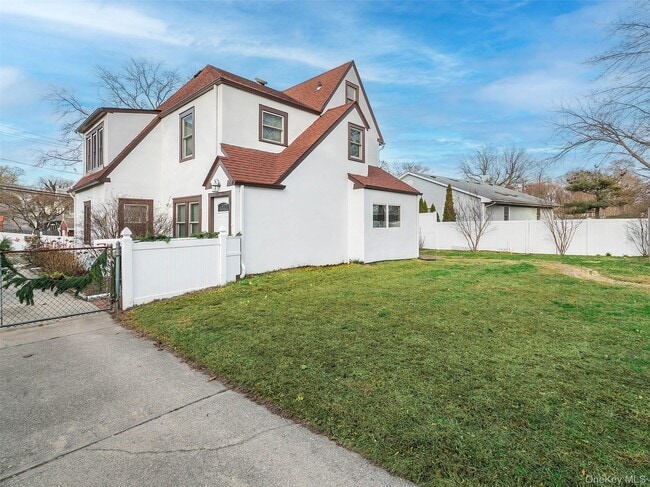 Building Photo - 118 McLoughlin St