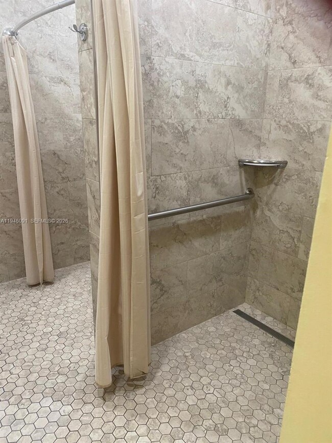 Building Photo - 412 Briarwood Cir