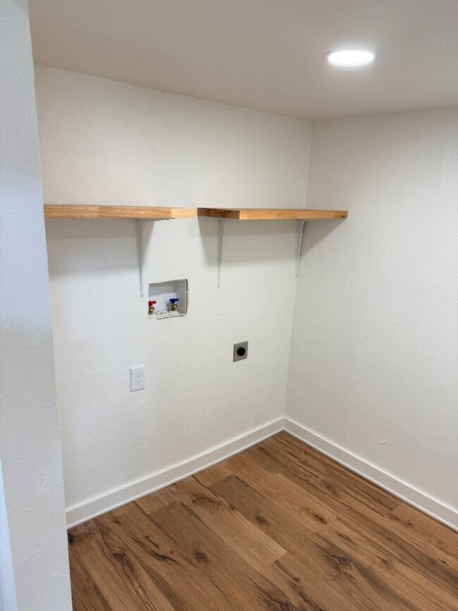 Building Photo - Cute 2 bedroom home in Prague!