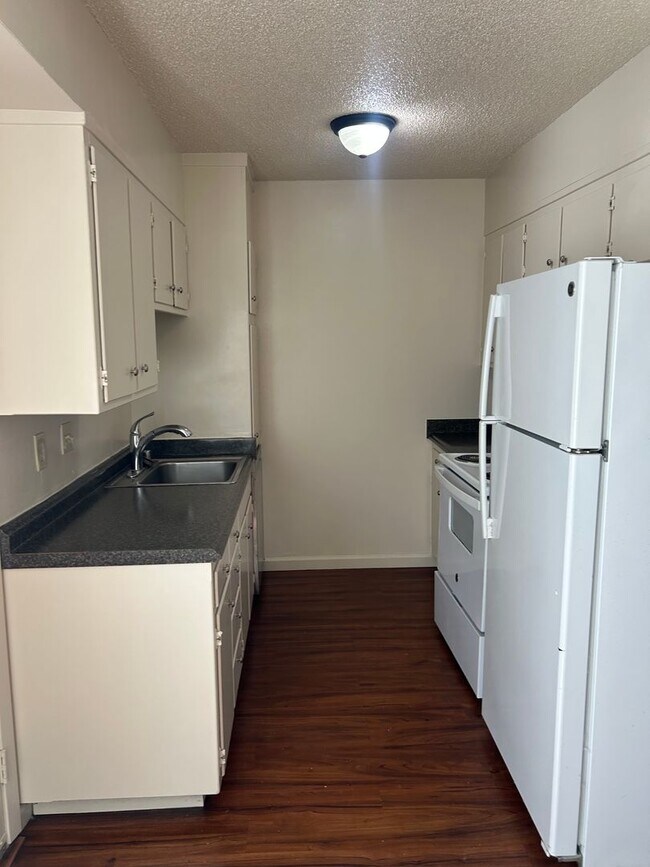 Building Photo - ro(2)-1324EdwardsAve