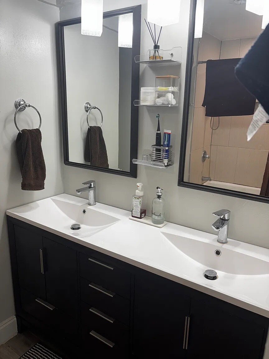 Building Photo - Room in Duplex on El Retiro Rd