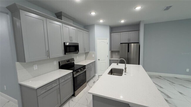 Building Photo - 706 S Thacker Ave