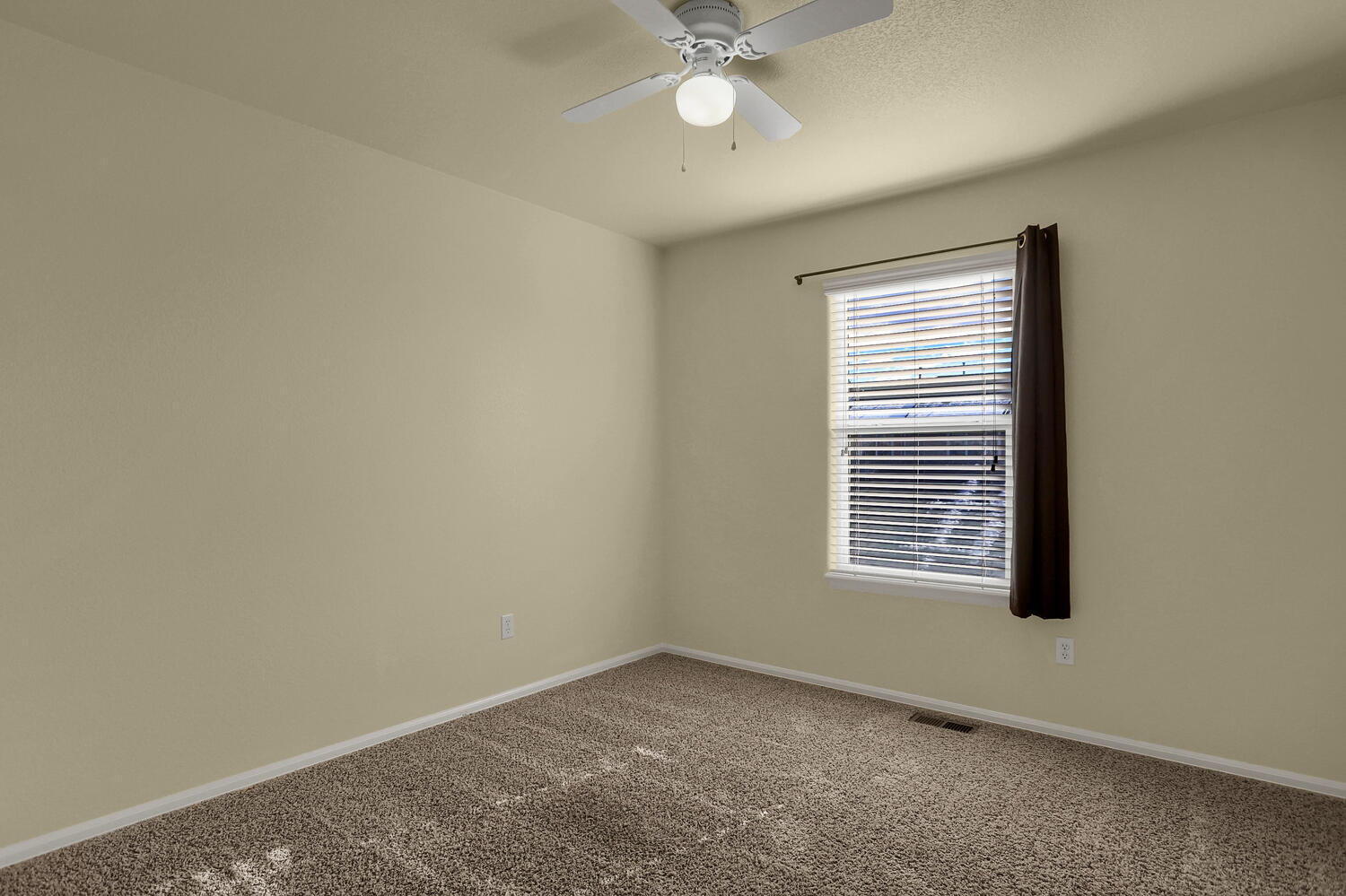 Building Photo - Open Concept Townhome in Excellent Conditi...