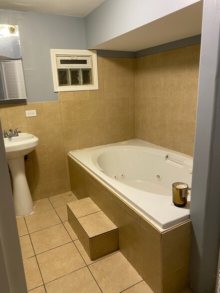 Building Photo - 9031 S Kingston Ave