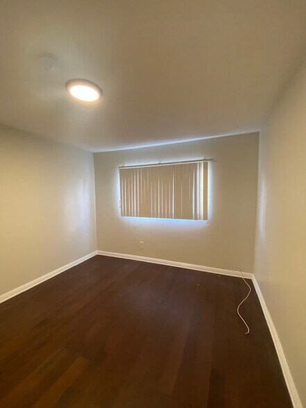 Building Photo - 626 E Chevy Chase Dr