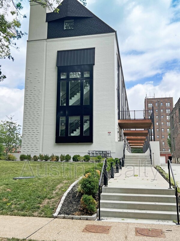 Building Photo - 4201 W Pine Blvd