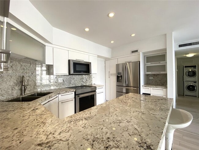 Building Photo - 1408 Brickell Bay Dr