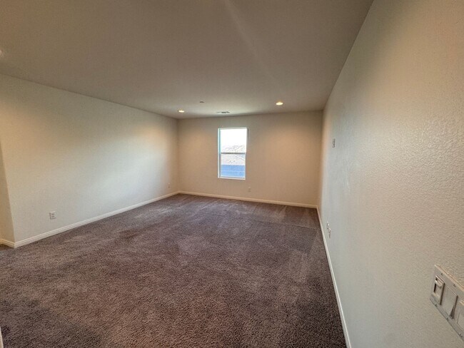 Building Photo - Beautiful 5 Bedroom 3 Bathroom Home Built in 2021