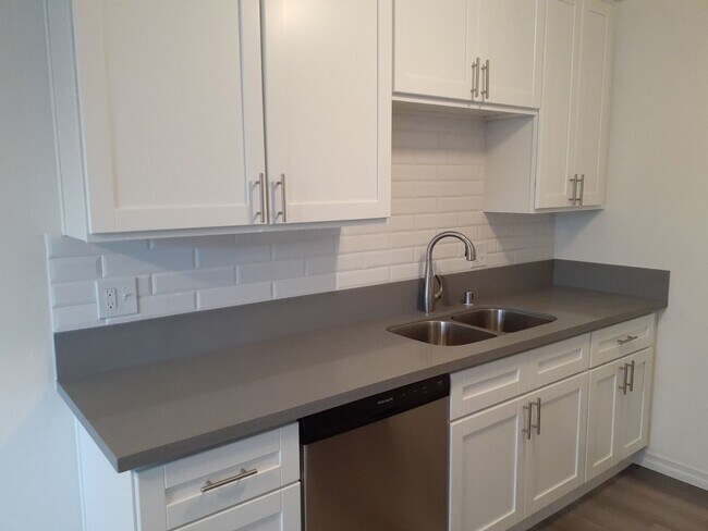 Building Photo - 2 Bed 1 Bath Newly Renovated for Rent in Newport Beach