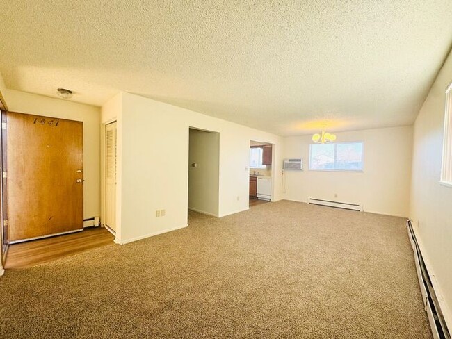 Building Photo - Fantastic, Bright 2 Bedroom 1 Bath Apartme...