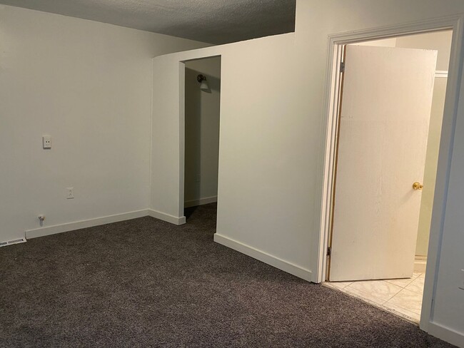 Building Photo - 3 Bedroom 2 Bath Home In Roseville