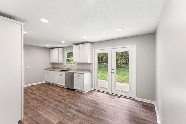 Building Photo - 7308 Meadowbrook Cir