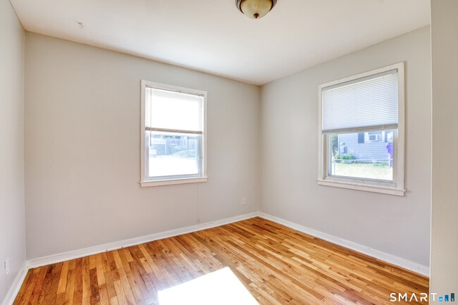 Building Photo - 124 Mayflower St