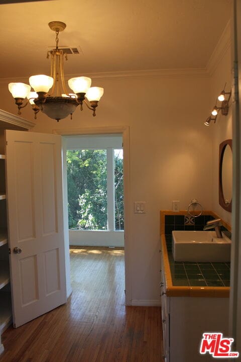 Building Photo - 2335 Silver Ridge Ave