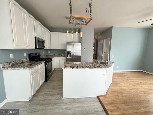 Building Photo - 22464 Maison Carree Square