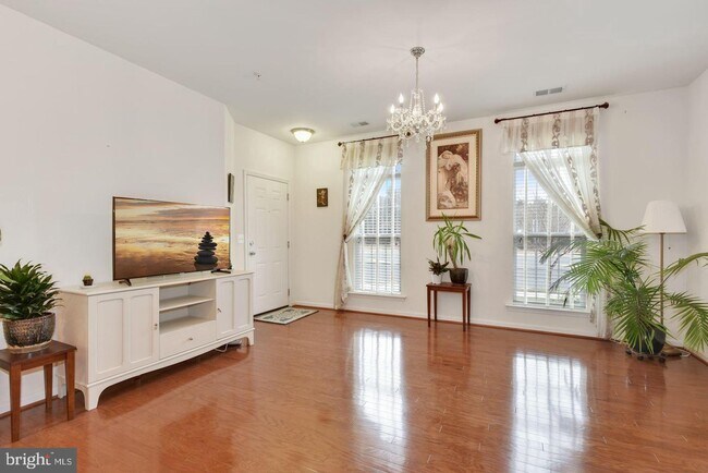 Building Photo - 43881 Centergate Dr