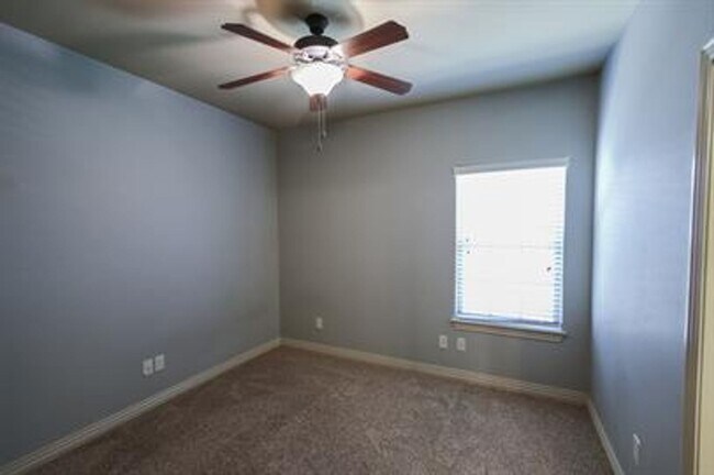 Building Photo - Gorgeous 4-Bedroom Home Ready to move in ASAP.