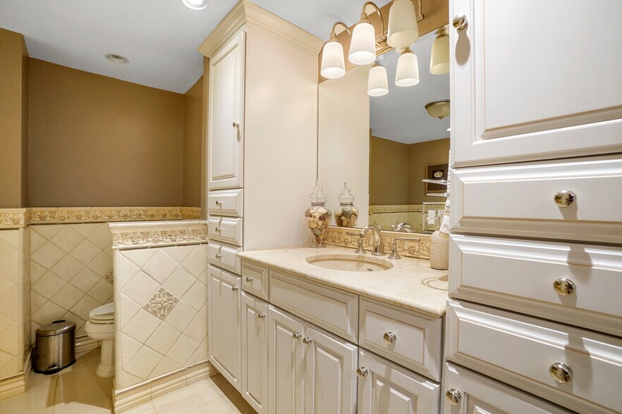 Mater bath with tub and shower - 117 Saint Botolph St