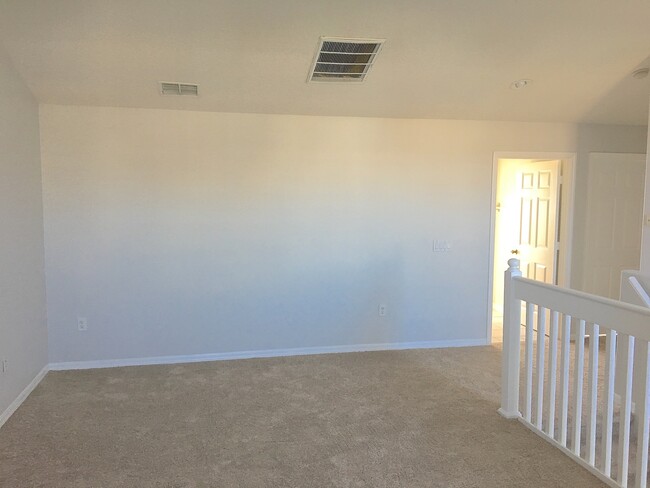 Building Photo - Town Home for Rent in Gated community in O...