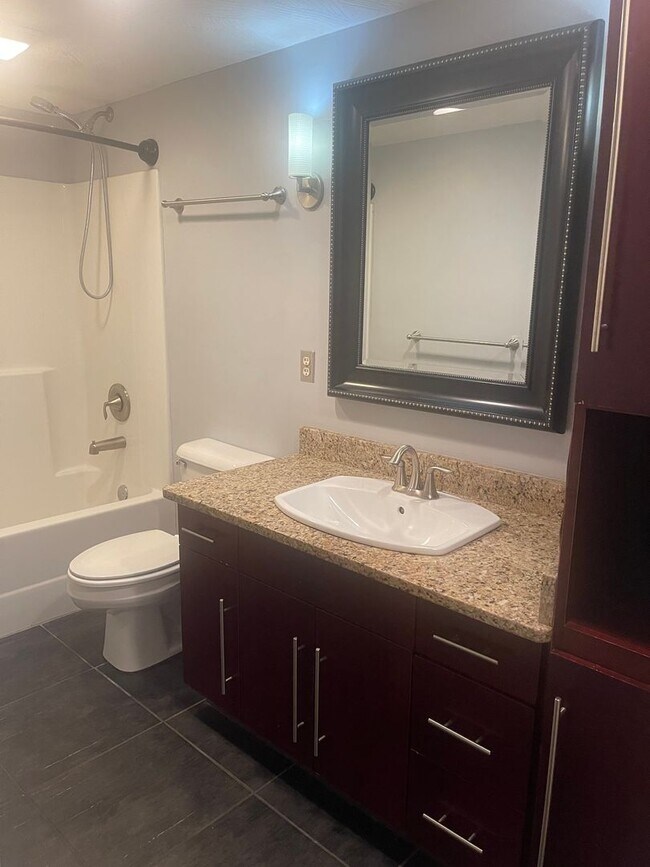 Building Photo - Chic Downtown Loft – 2 Bed | 1 Bath | Hear...