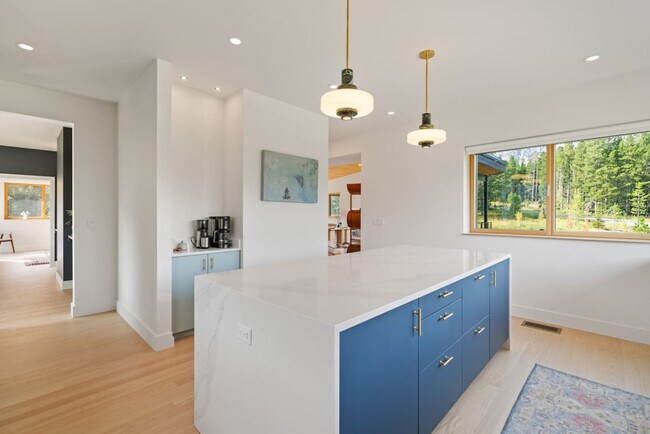 Building Photo - 730 Solitude Ln